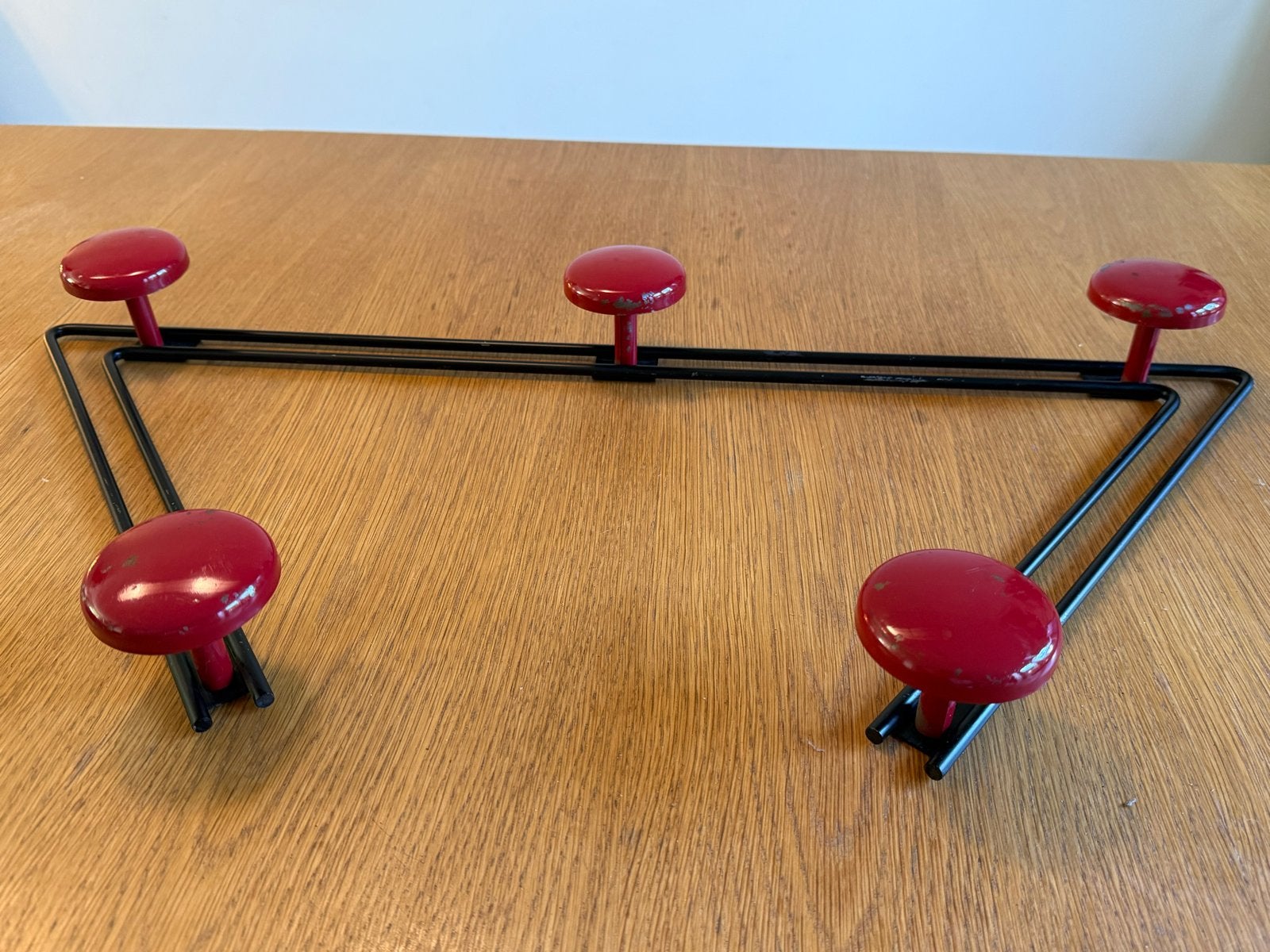 Vintage midcentury wandkapstok - vijf rode knoppen design, Wandkapstok, Ophalen of Verzenden, Zo goed als nieuw, Minder dan 100 cm