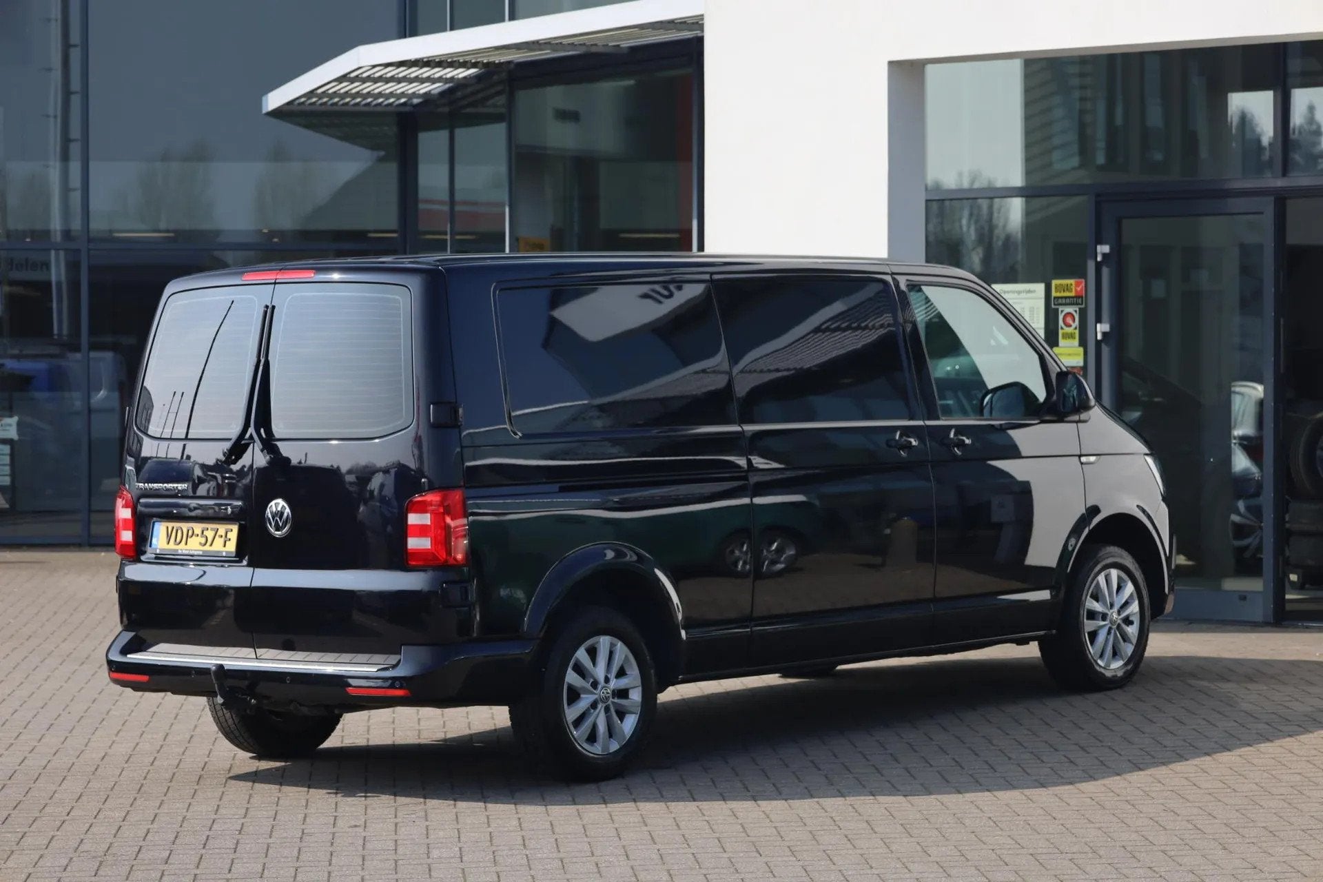 Foto 3 van Volkswagen Transporter 2.0 TDI L2H1 Highline (bj 2019)