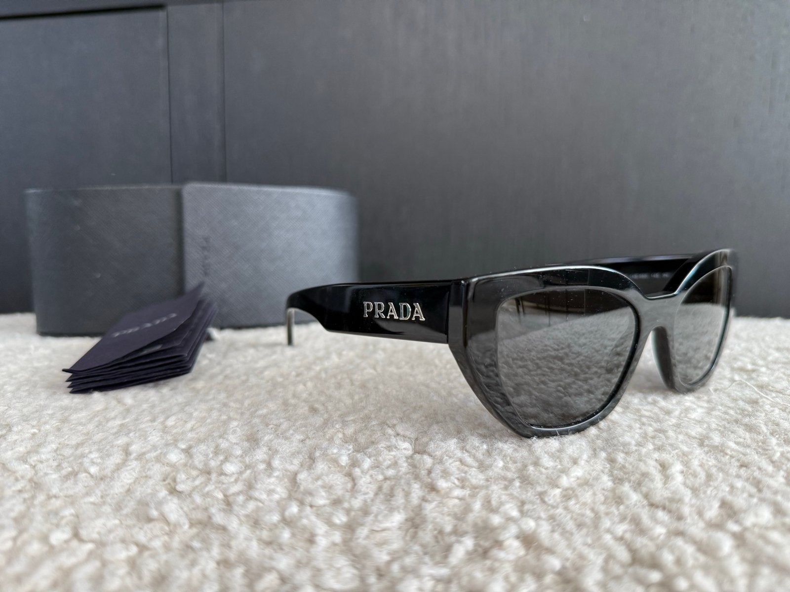 Prada Zonnebril Zwart - Zo goed als nieuw, Sieraden, Tassen en Uiterlijk, Zonnebril, Prada, Zwart, Ophalen of Verzenden
