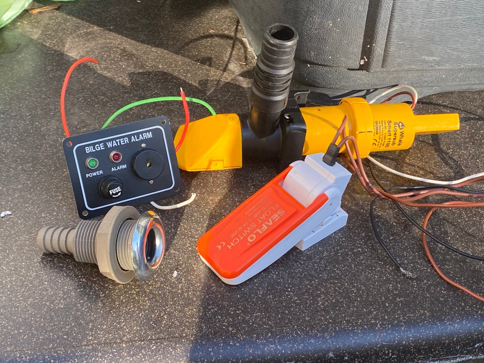 Te koop bilgepom ( kompleet) 12 volt, Watersport en Boten, Ophalen of Verzenden, Motor en Techniek