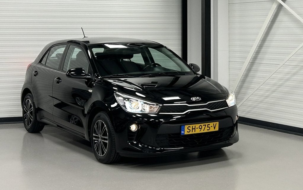 Kia Rio 100PK ComfortPlusLine Navigator CarPlay/CruiseC/PDC/, Auto's, Dealer onderhouden, 450 kg, Gebruikt, Euro 6