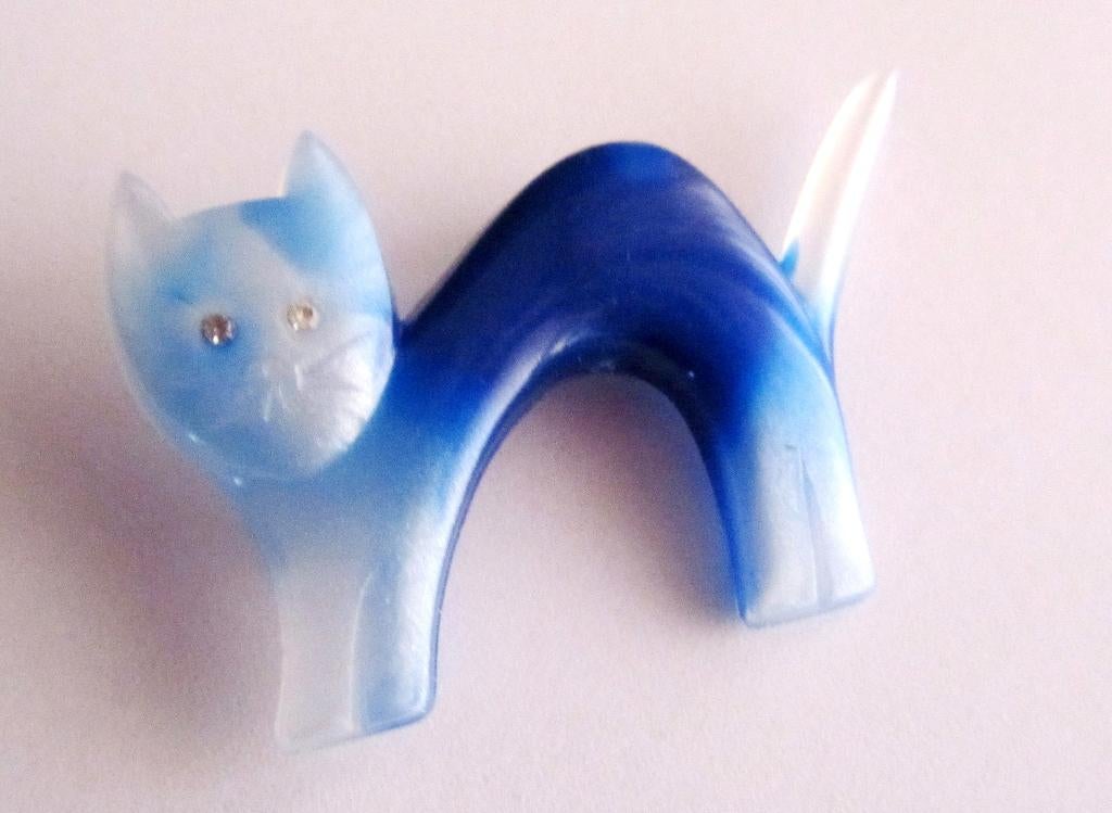 Prachtige lucite Kat/Poes broche/kattenbroche glazen ogen, Verzenden, Zo goed als nieuw, Blauw, Overige materialen