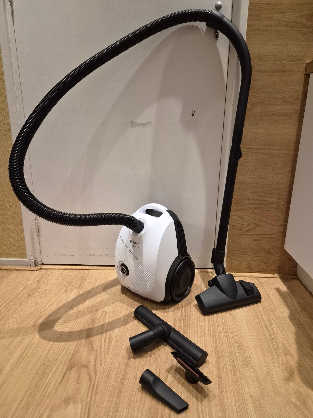 Bosch Serie 2 Stofzuiger 600W - Diverse Ondergronden, Stofzak, Bosch, Geschikt voor harde vloeren, Ophalen of Verzenden