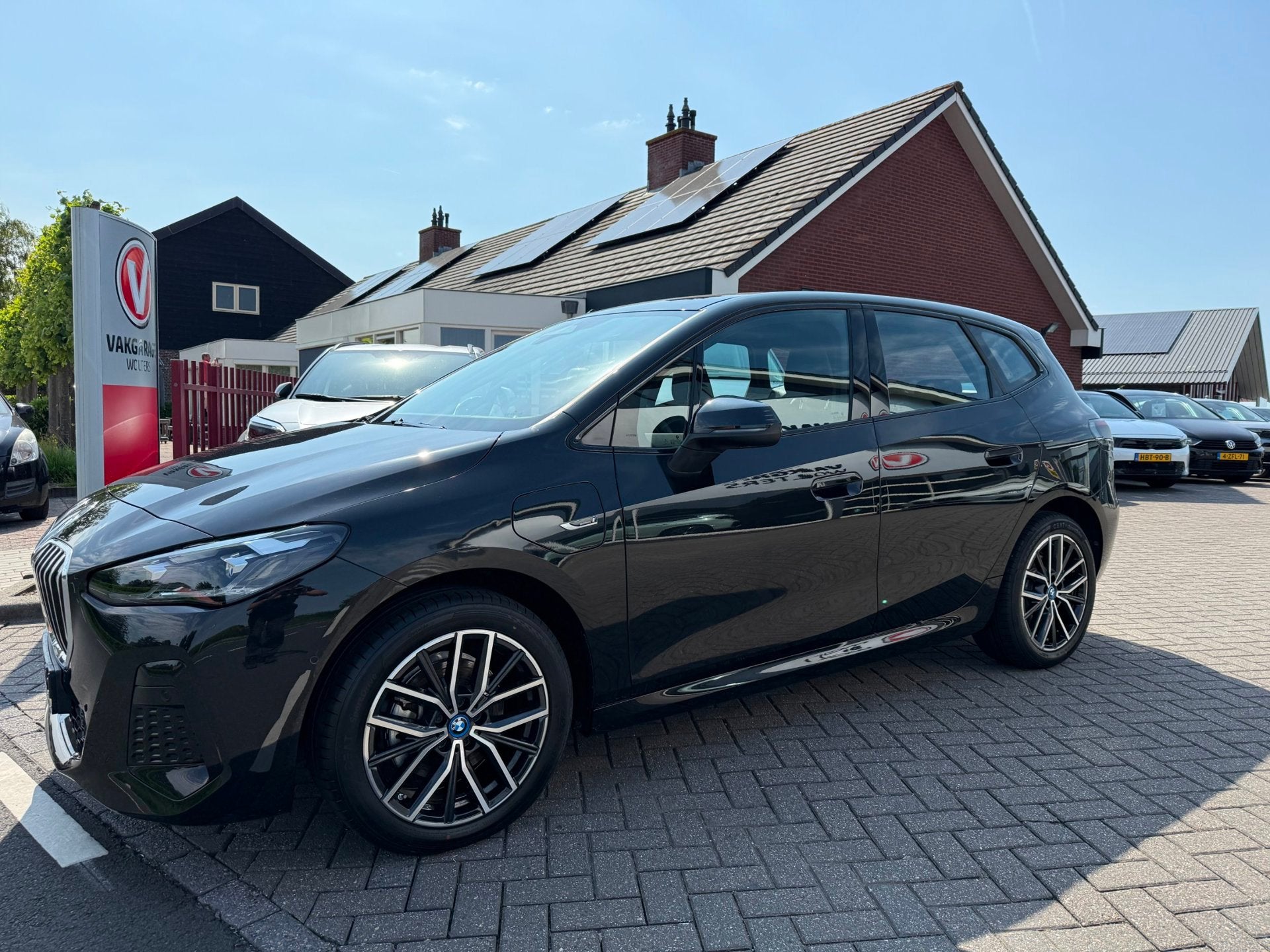 BMW 2-serie Active Tourer 225e xDrive M Sportpakket Aut., Auto's, Automaat, Gebruikt, Alcantara, Zwart