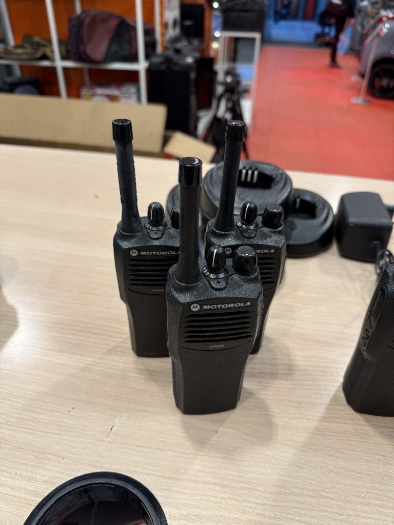 Motorola CP040 portofoons x 4 met laders, Gebruikt, Info@motorola.nl, Portofoon of Walkie-talkie, Met broekklem