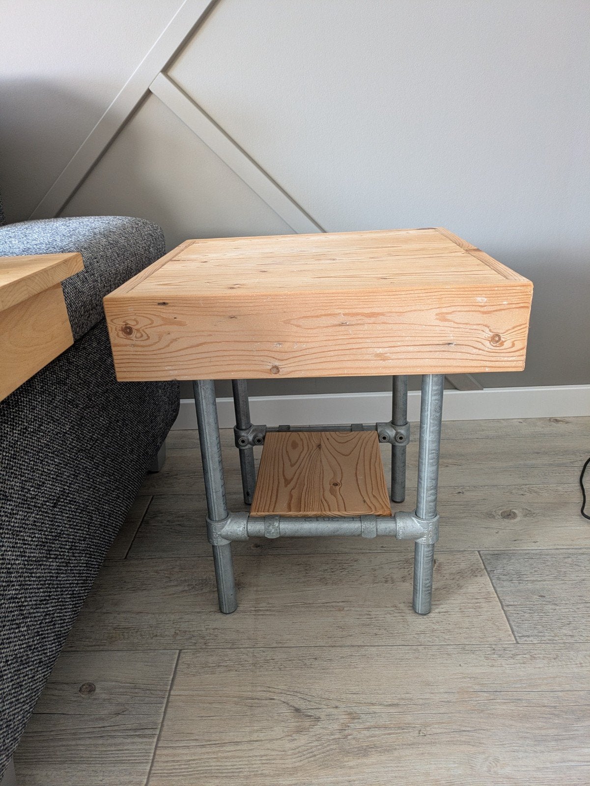 Houten bijzettafel op steigerpijp, Huis en Inrichting, Tafels | Bijzettafels, Minder dan 55 cm, Gebruikt, Vierkant, Industrieel