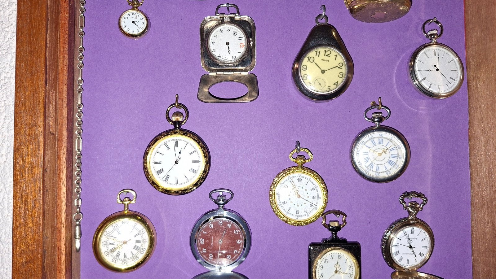 Verzameling van antieke zakhorloges in vitrine, Antiek en Kunst, Ophalen