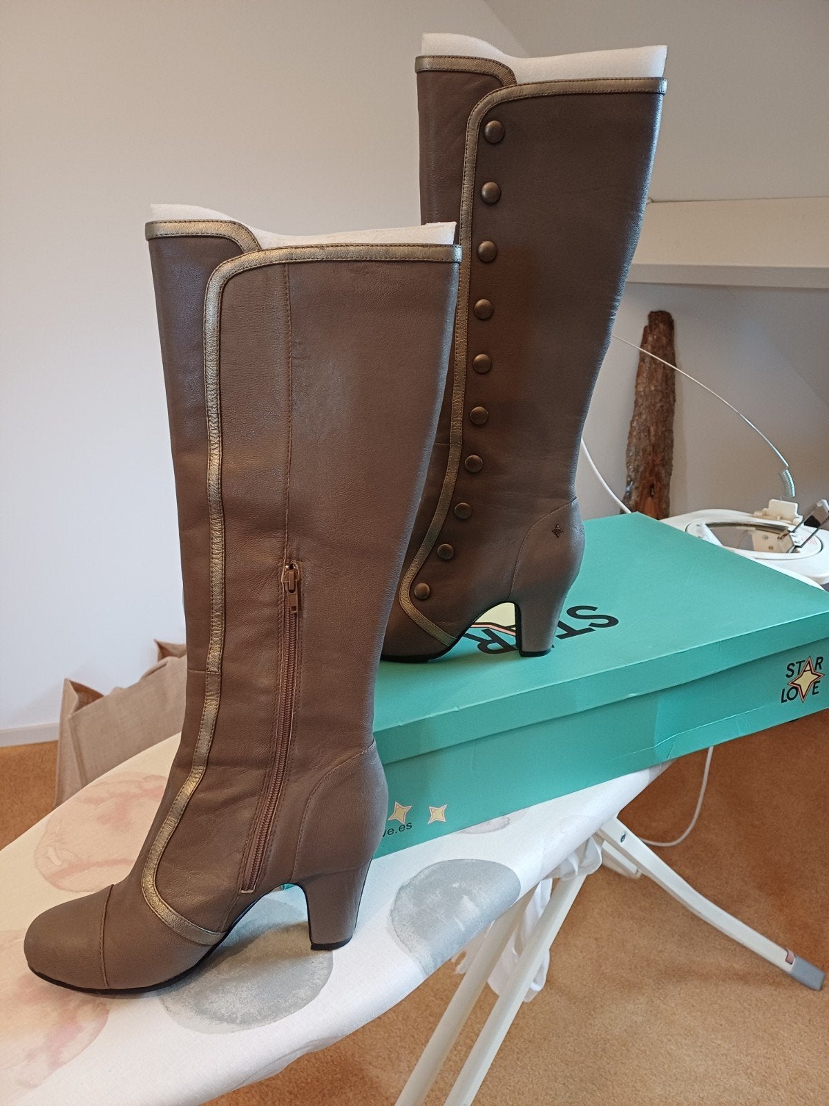 lederen dames laars, Kleding | Dames, Hoge laarzen, Beige, Ophalen of Verzenden, Zo goed als nieuw