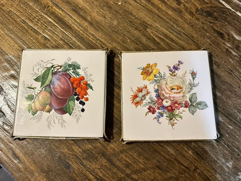 2 nostalgische onderzetters met tegeltjes, Huis en Inrichting, Steen/keramiek, Meerkleurig, Ophalen of Verzenden, Zo goed als nieuw
