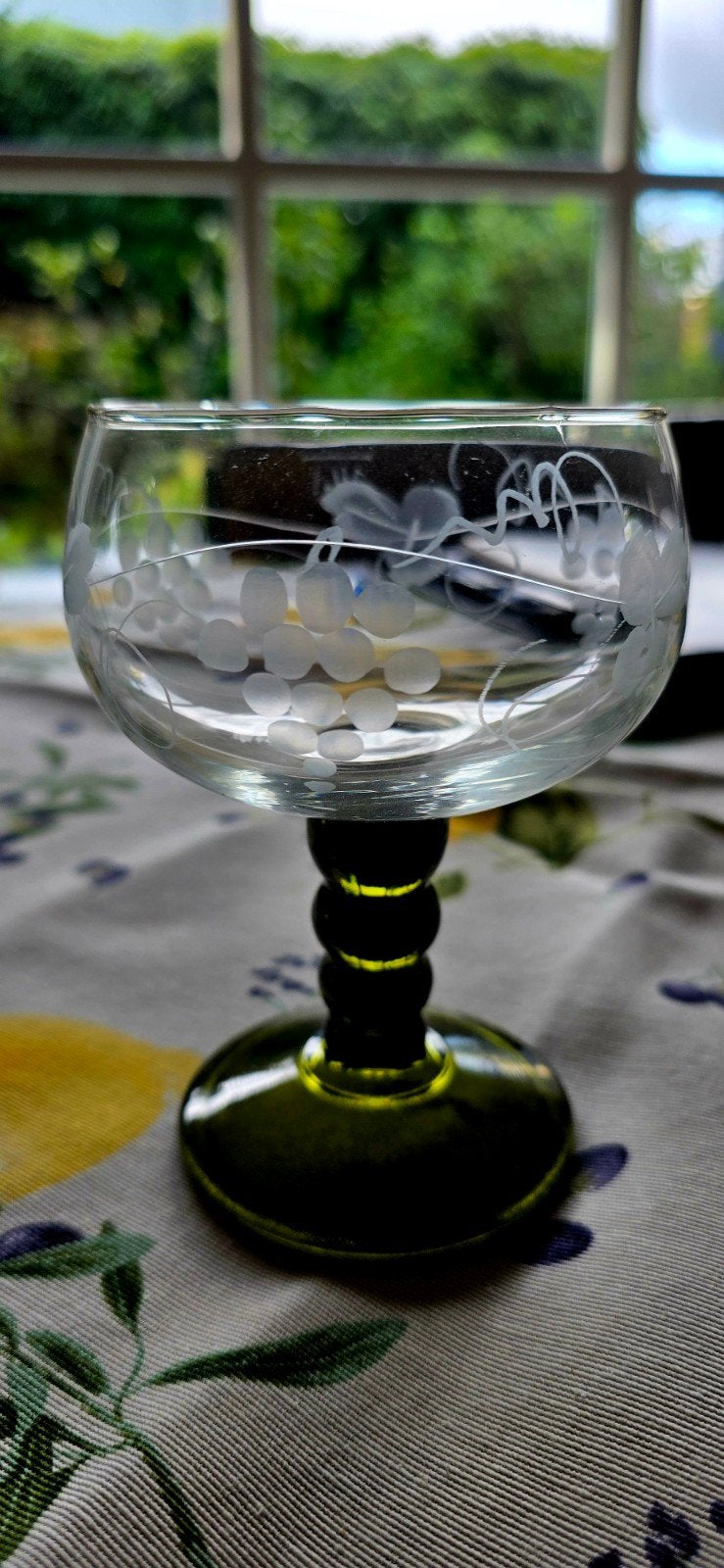 Set van 2 Vintage Wijnglazen met Groene Voet en Gravering, Ophalen