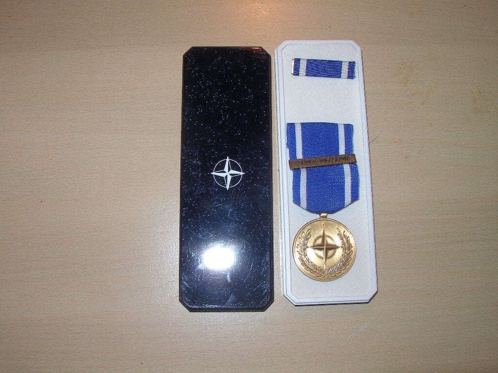 Nato medaille Former Yugoslavia, nieuw in cassette, Ophalen of Verzenden, Landmacht, Nederland, Lintje, Medaille of Wings