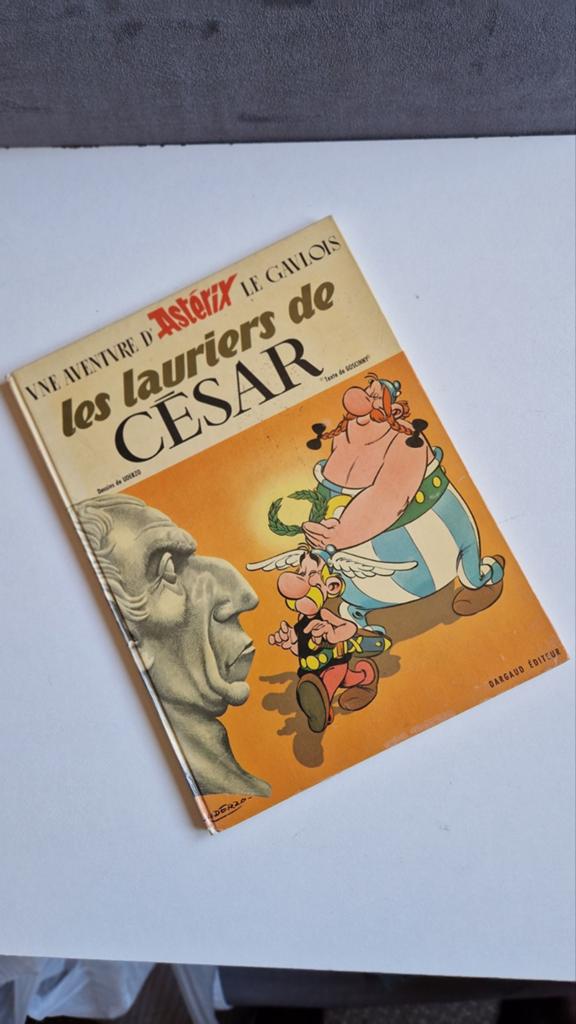 Asterix en de lauwerkrans van Caesar - Franse editie, Eén stripboek, Ophalen of Verzenden, Gelezen, René Goscinny en Albert Uderzo