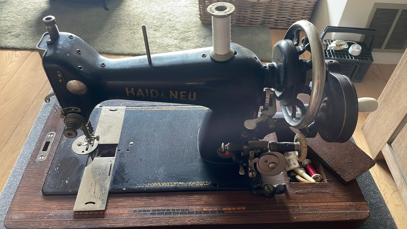 Ouderwetse naaimachine van Haid & Neu met afsluitbare koffer, Antiek en Kunst, Ophalen
