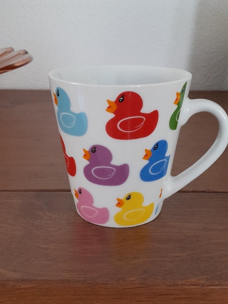 mok met badeendjes eendjes, Huis en Inrichting, Zo goed als nieuw, Overige stijlen, Aardewerk, Mok