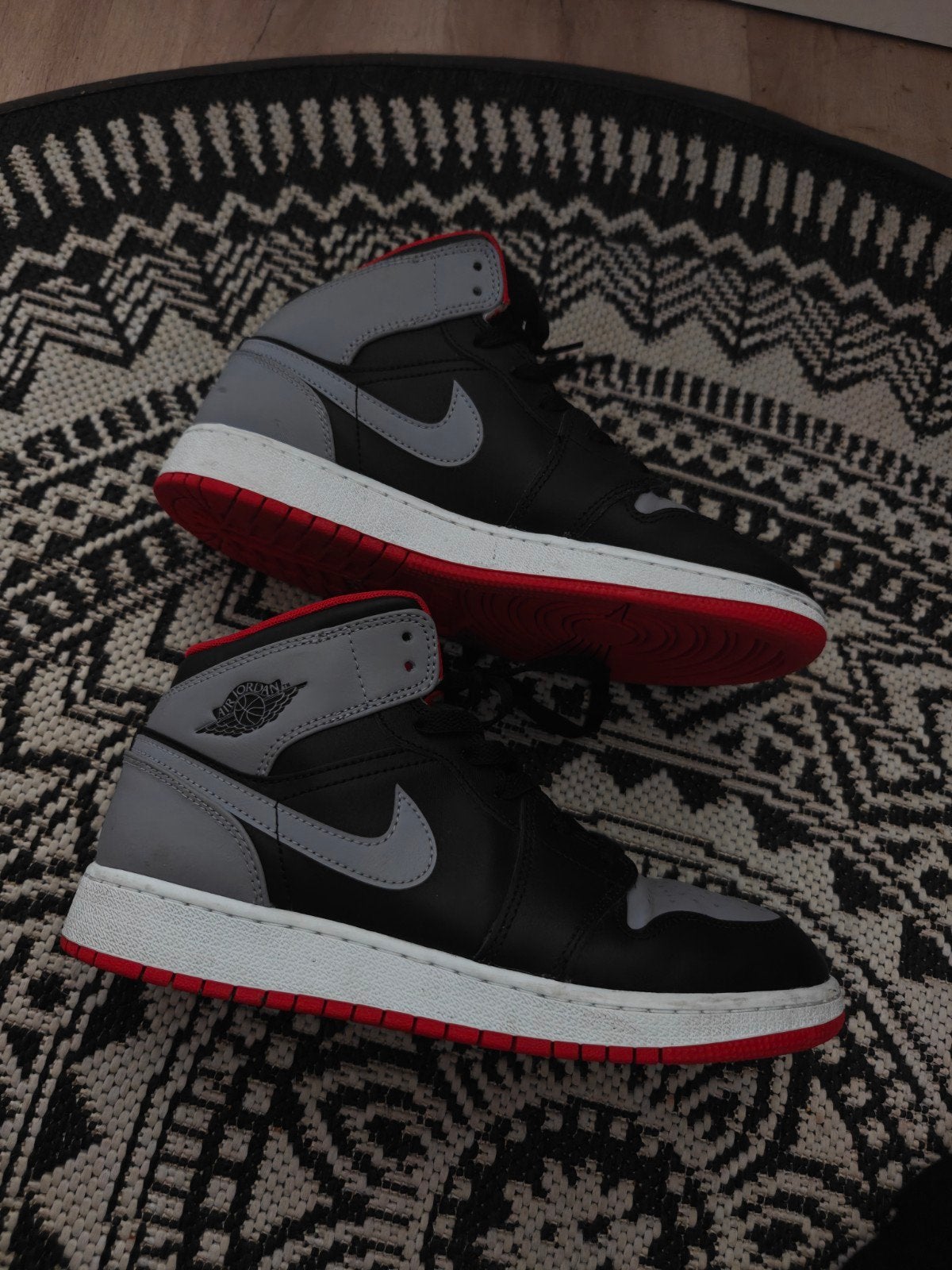 Nike Jordan Sneakers - Zwart, Grijs & Rood, Kleding | Dames, Nike Air Jordan, Zwart, Ophalen of Verzenden, Sneakers of Gympen