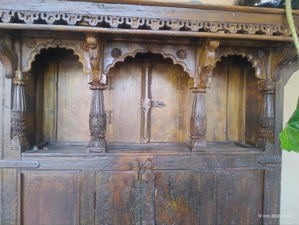 Antiek handgesneden Indiaas altaar, Antiek en Kunst, Antiek | Meubels | Kasten, Ophalen