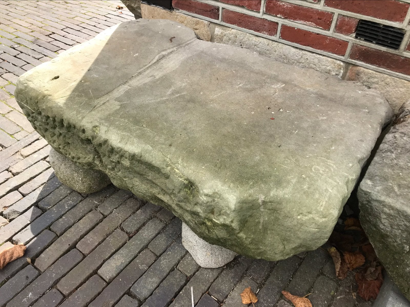 Grote Bentheimer zandsteen op veldkeien / tuinbank/ bankje, Ophalen, Steen, Vierkant, 60 tot 100 cm
