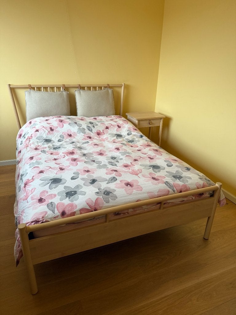 Bjorksnas Ikea:bedframe nachtkastje en ladekast, Ophalen, Zo goed als nieuw, Twijfelaar, Ikea stijk