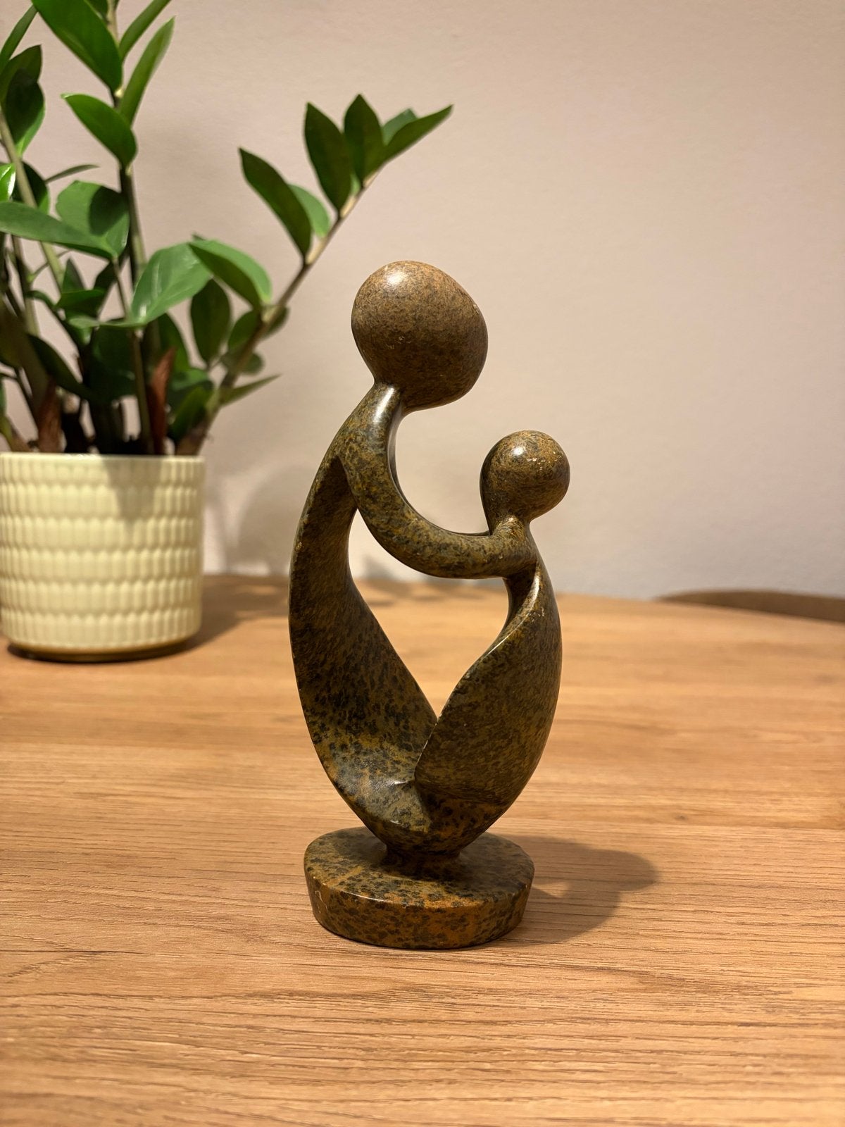 Abstracte sculptuur moeder en kind - Steen 19cm, Groep mensen, Minder dan 20 cm, Ophalen of Verzenden, Handgemaakt