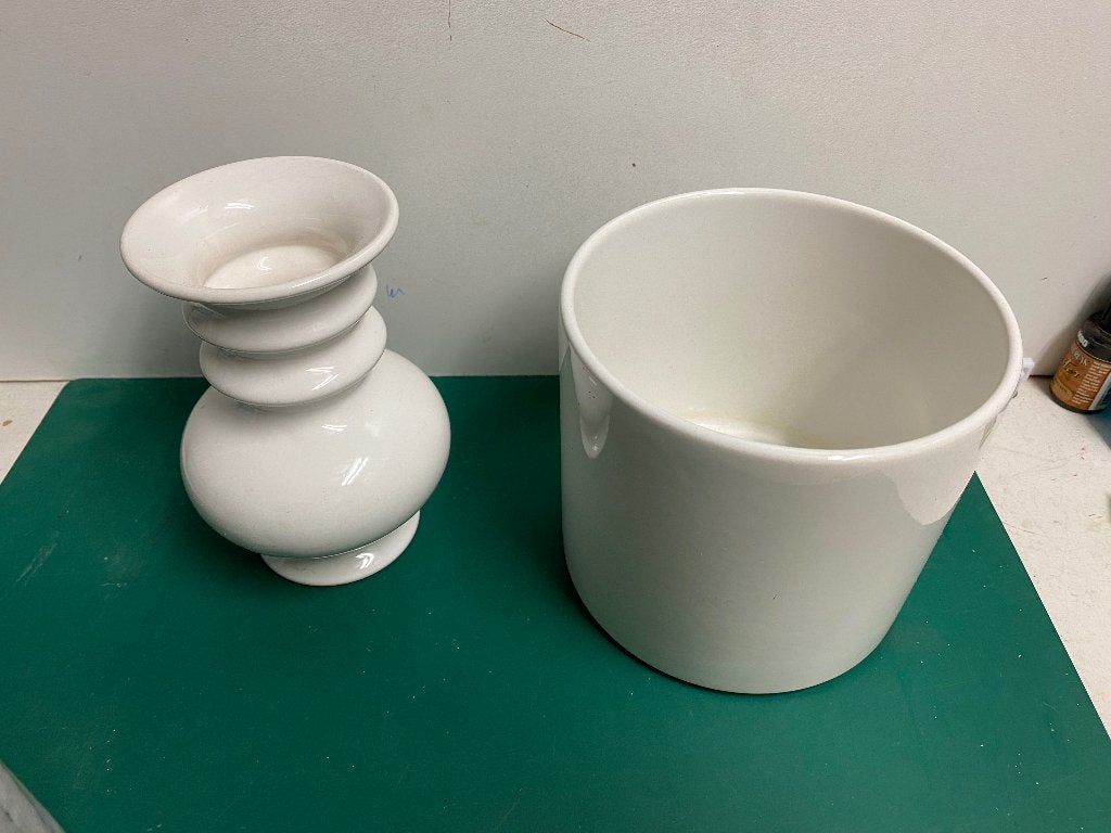 Witte vaas en bloempot - Keramiek, Huis en Inrichting, Woonaccessoires | Vazen, Ophalen of Verzenden, Zo goed als nieuw, Wit, Steen/keramiek