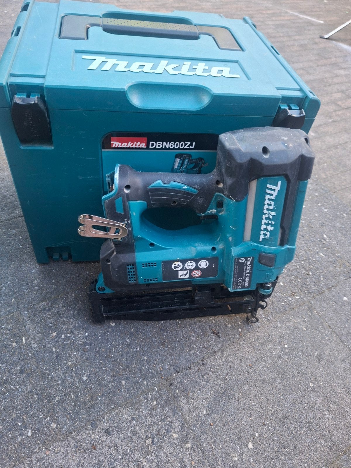 Makita spijker tacker, Ophalen