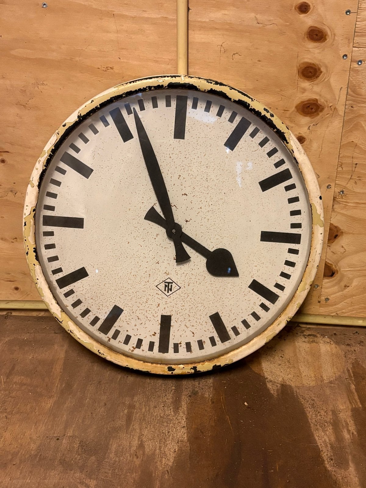 Vintage TN stationsklok met glazenplaat en ijzeren wijzerpla, Ophalen