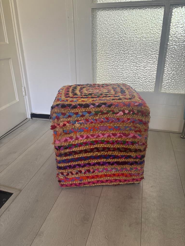 Kleurrijke poef van gevlochten stof en jute, Huis en Inrichting, Minder dan 50 cm, Gebruikt, Vierkant, Ophalen of Verzenden