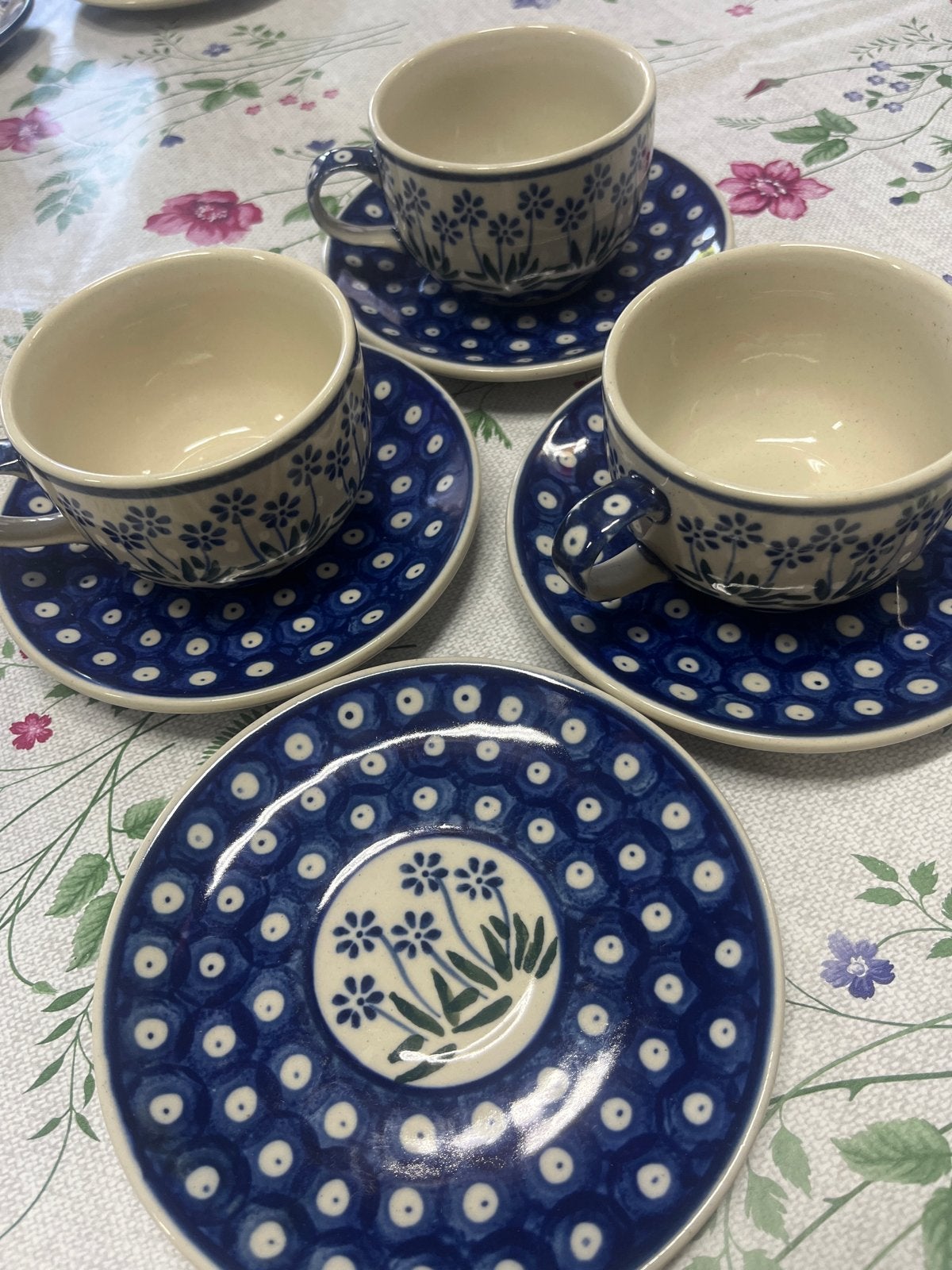 Bunzlau: 3 kopjes en 4 schoteltjes met bloemen en stippen, Gebruikt, Overige merken, Keramiek, Landelijk/Boerenbont