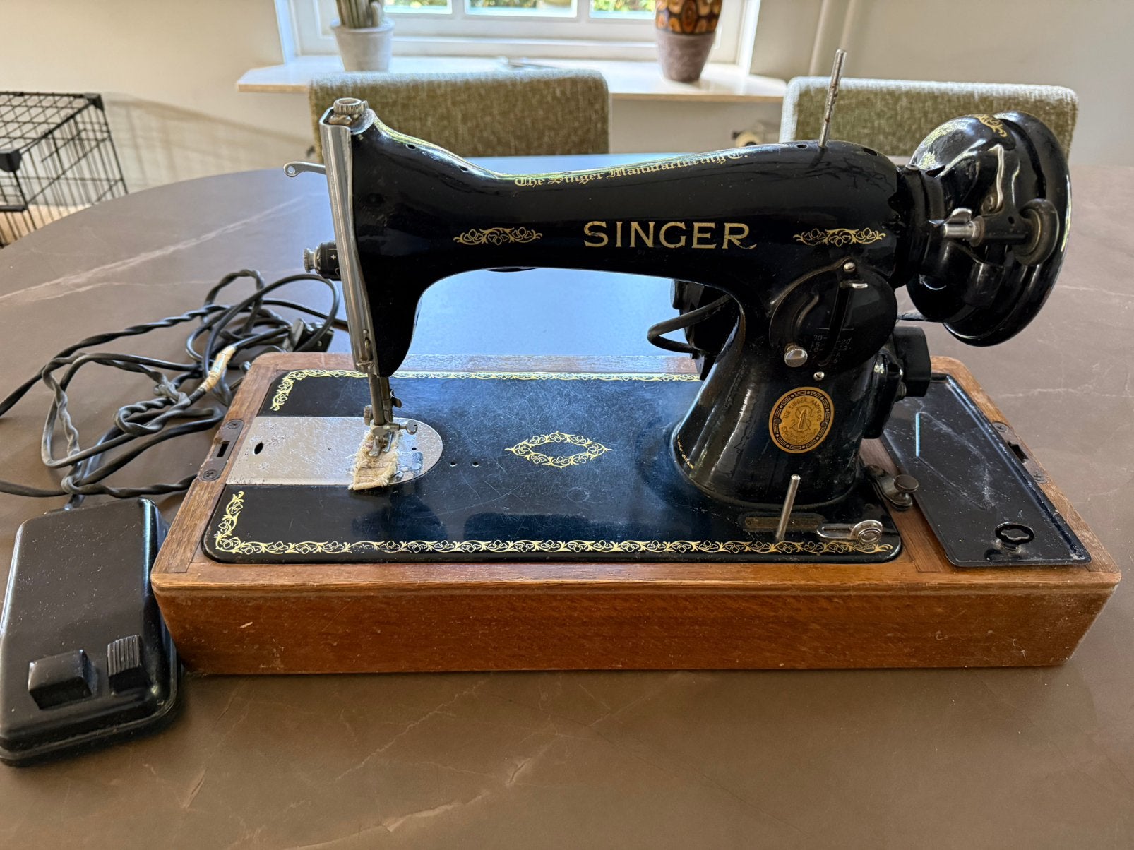Oude Singer naaimachine met verlichting, Ophalen