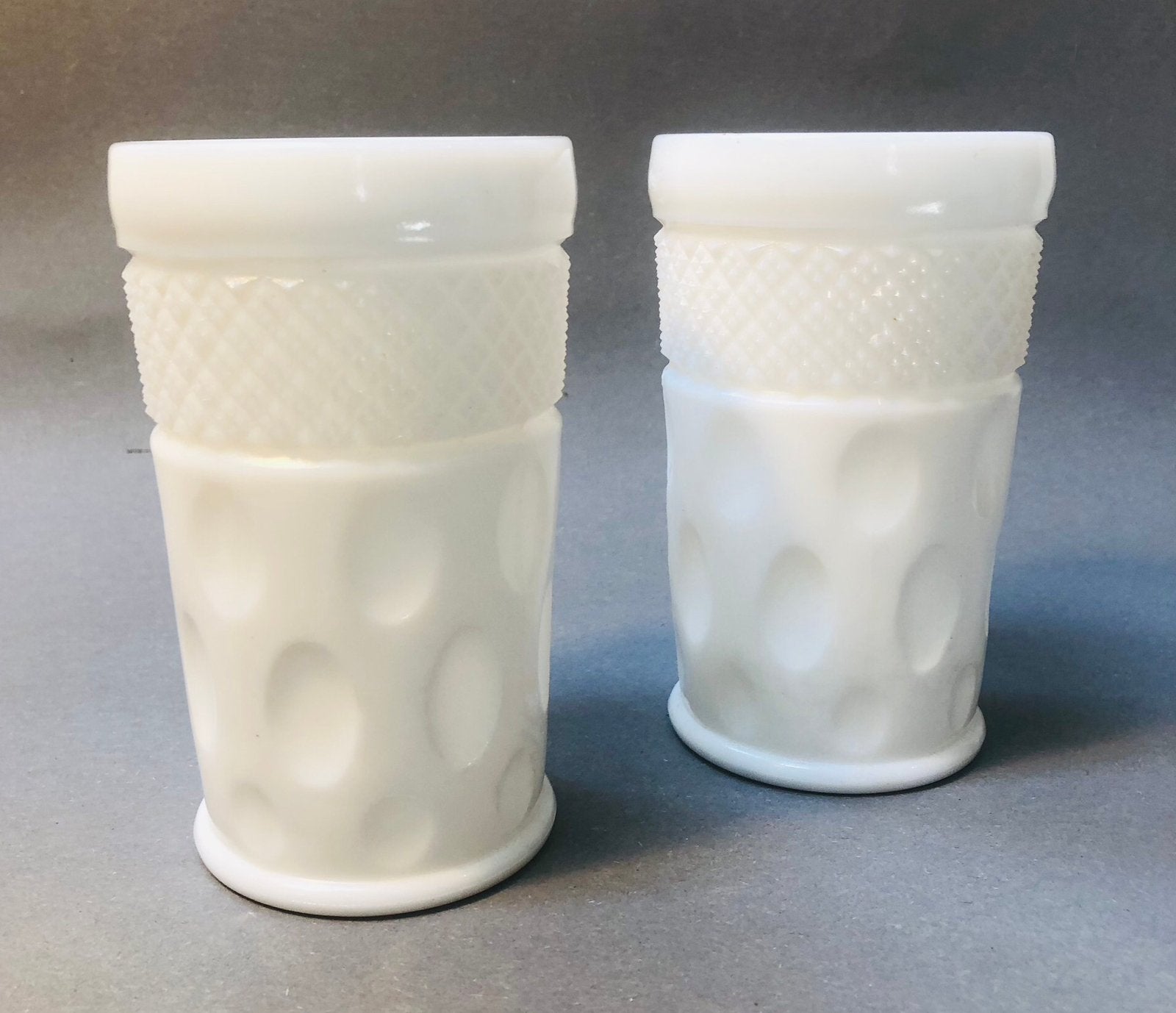 Twee glazen van melkglas, geperst opaline glas, Verzamelen, Glas en Borrelglaasjes, Ophalen of Verzenden, Zo goed als nieuw, Overige typen