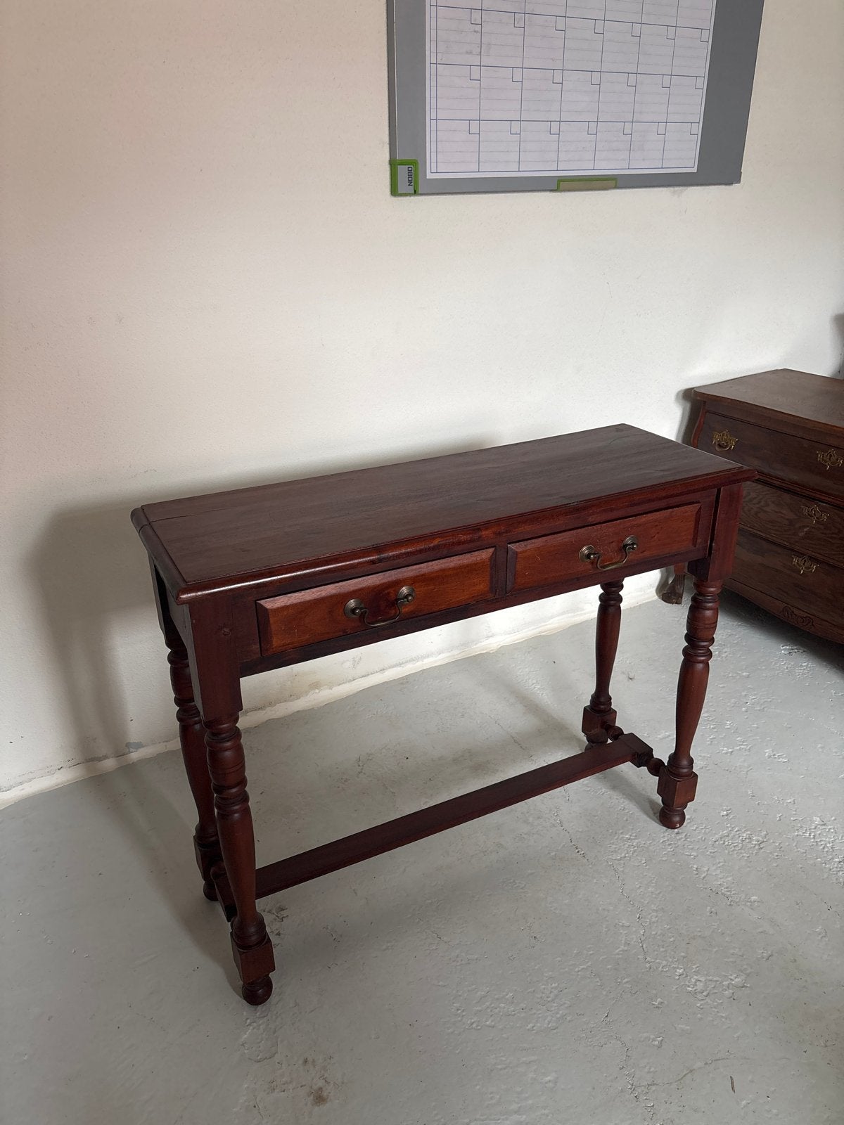 Klassieke houten sidetable met twee lades, Ophalen