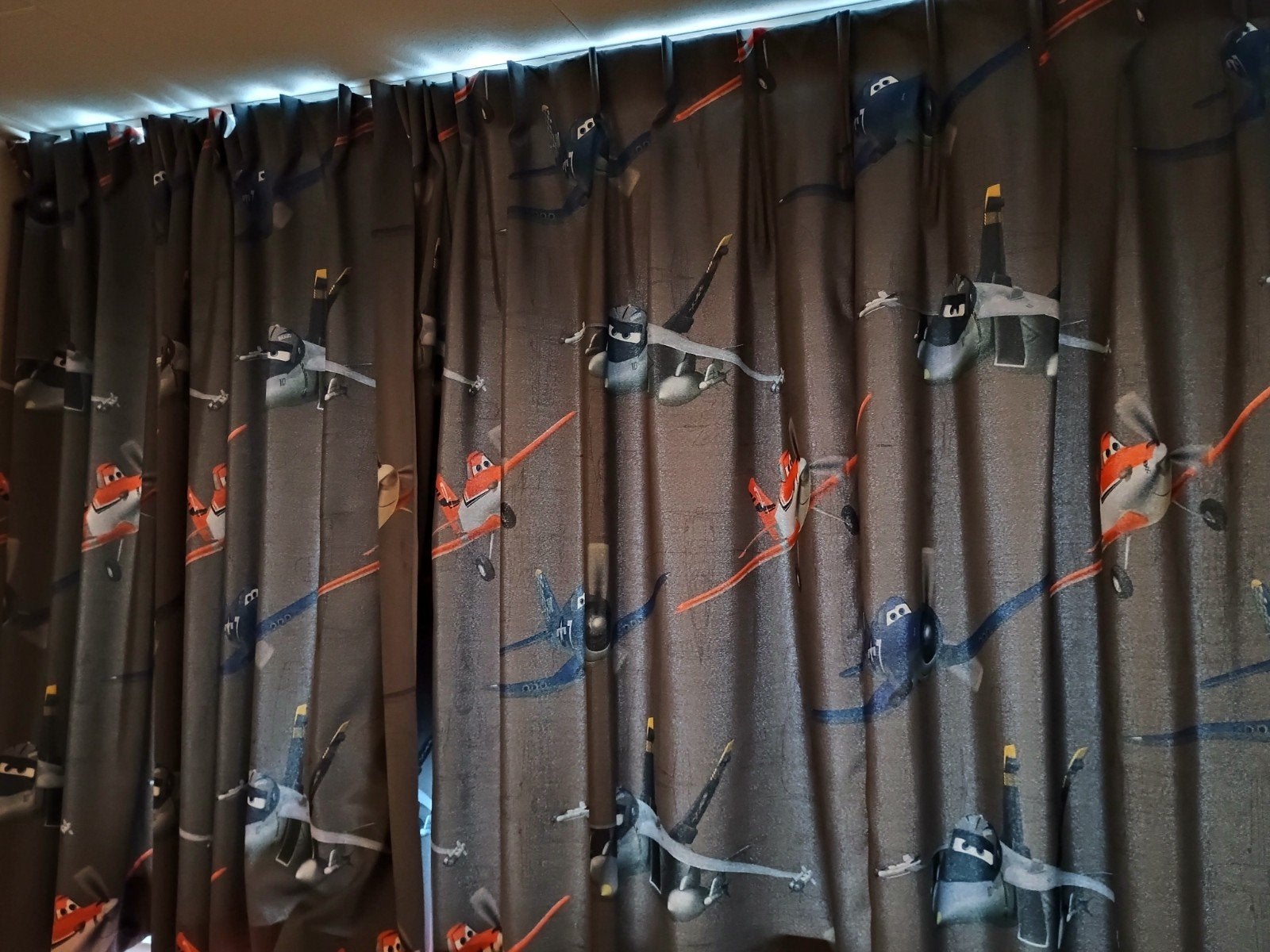 Verduisterende gordijnen met vliegtuigprint (2 delen), Ophalen, Gebruikt, Verduisterend, 130 cm