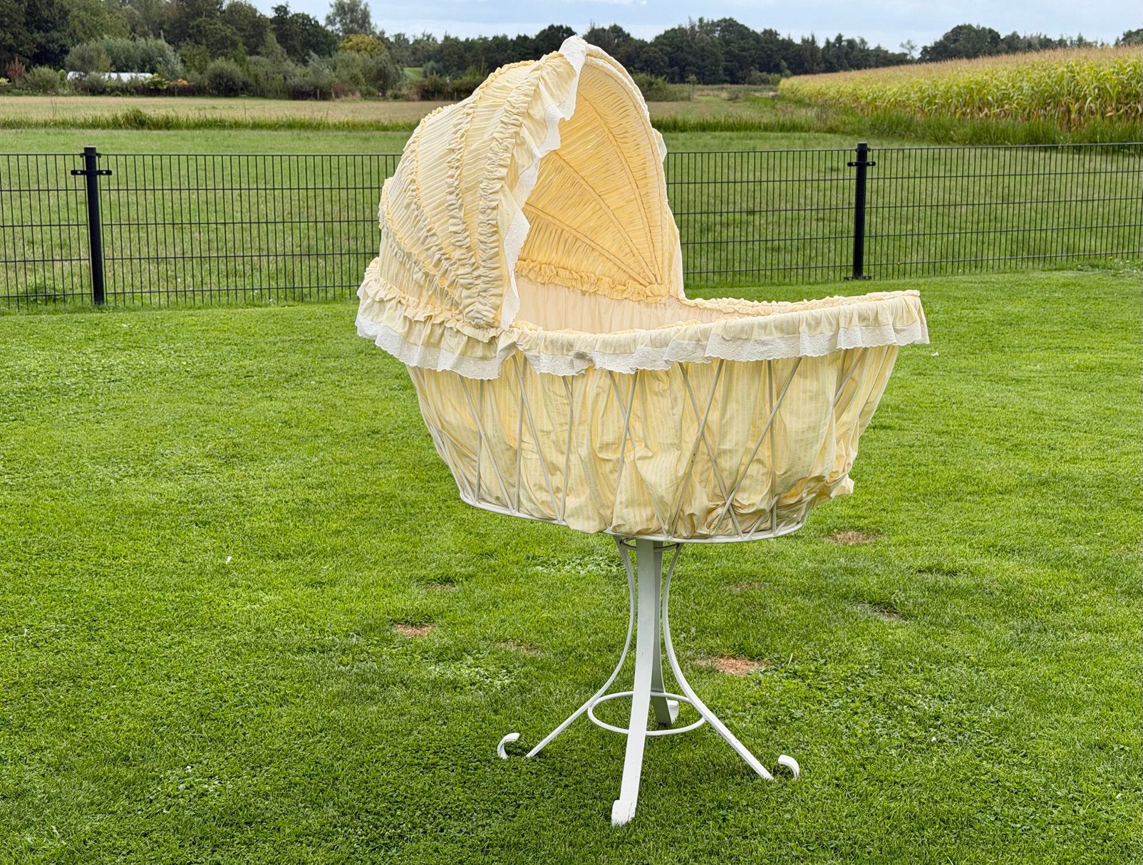 Mooie beklede ijzeren wieg - Gele tinten, Kinderen en Baby's, Ophalen, Gebruikt, Wieg