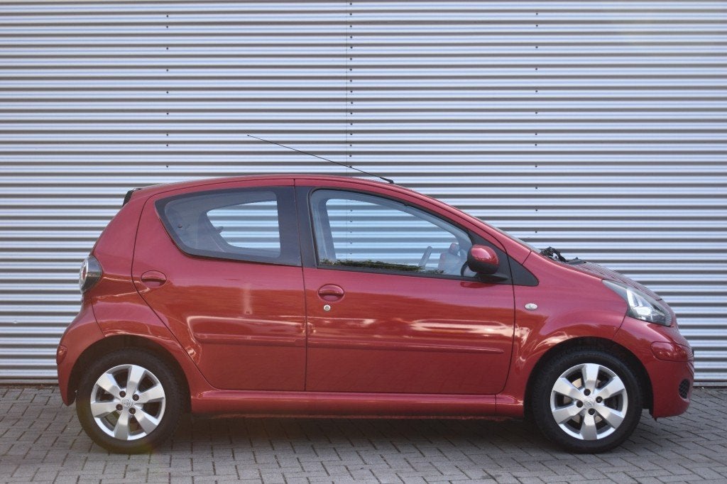 Toyota AYGO 1.0-12V ASPIRATION RED NAVIGATOR / AIRCO / LMV /, Voorwielaandrijving, Elektrische ramen, 4 stoelen, 68 pk