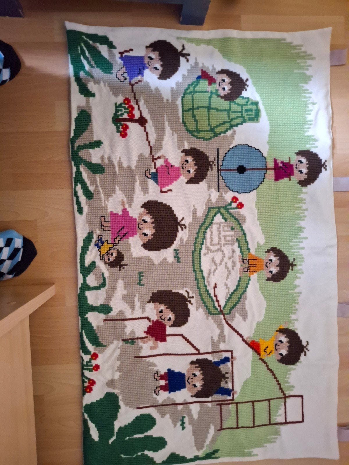 Vintage Handgeborduurd Wandkleed met Spelende Kinderen, Vintage, Gebruikt, Meerkleurig, Ophalen of Verzenden