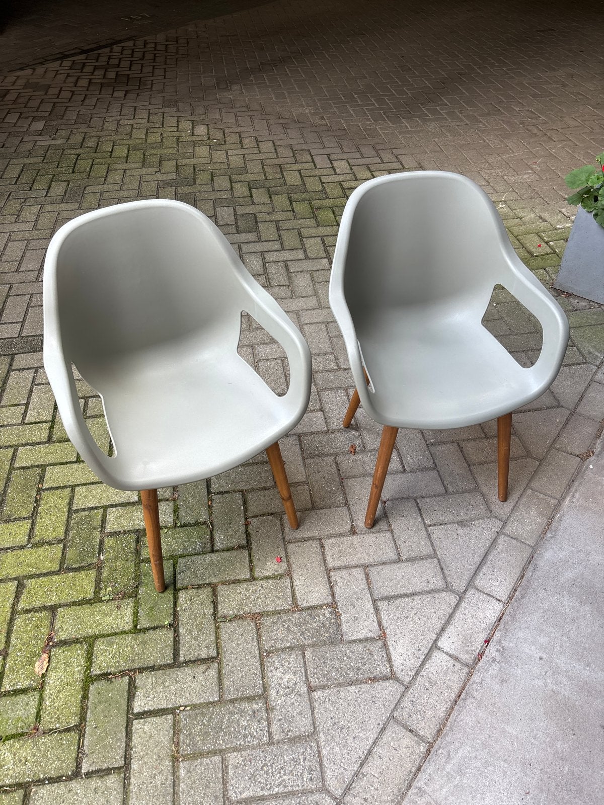Set van 2 grijze IKEA kuipstoelen met houten poten, Huis en Inrichting, Ophalen, Gebruikt, Twee, Grijs