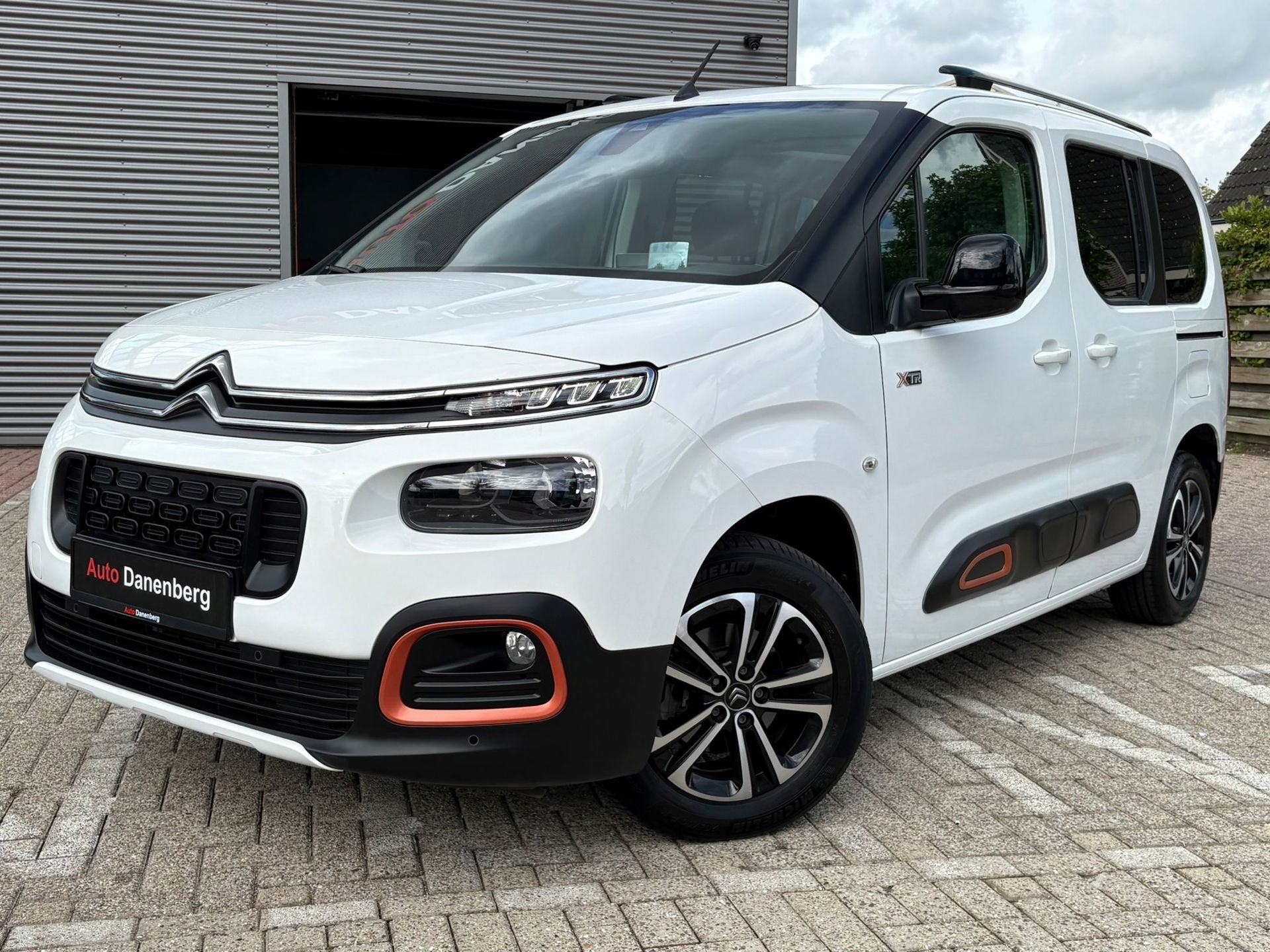 Citroen Berlingo 1.2 PureTech Shine WEINIG KM! NIEUW!, Auto's, Voorwielaandrijving, Dealer onderhouden, Stof, Zwart