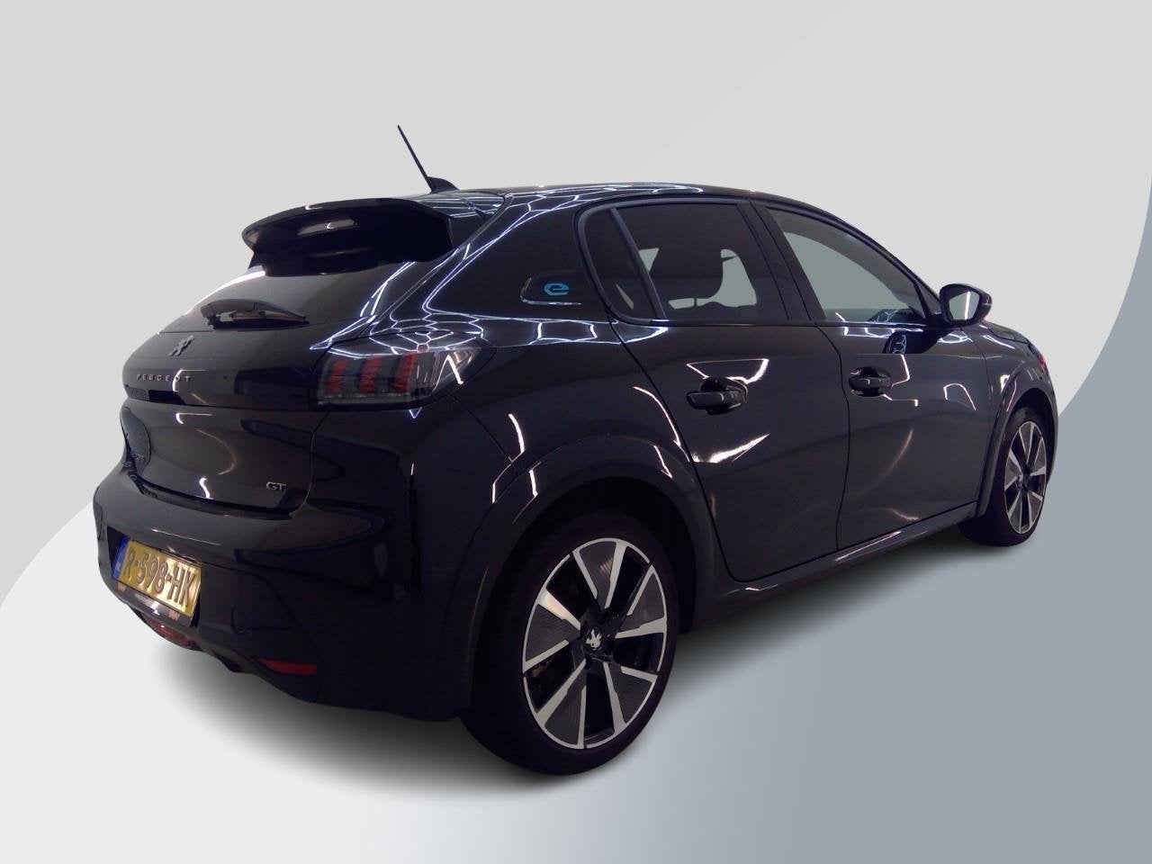 Peugeot e-208 EV GT Pack 50 kWh Verwacht! | SOH 94,3 % | Nav, Auto's, 136 pk, Gebruikt, 351 km, Zwart