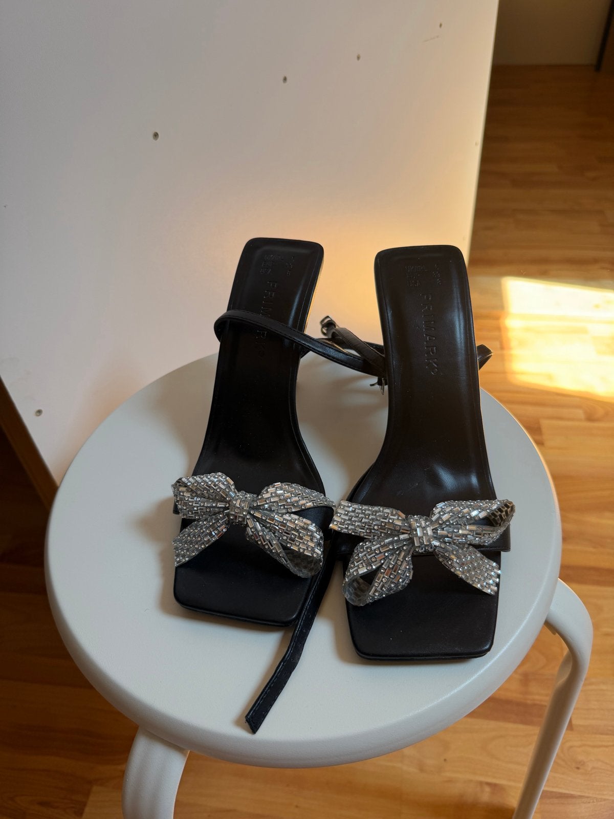 Primark Zwarte Hakken met Strik en Strass, Ophalen of Verzenden, Zo goed als nieuw, Zwart, Sandalen of Muiltjes