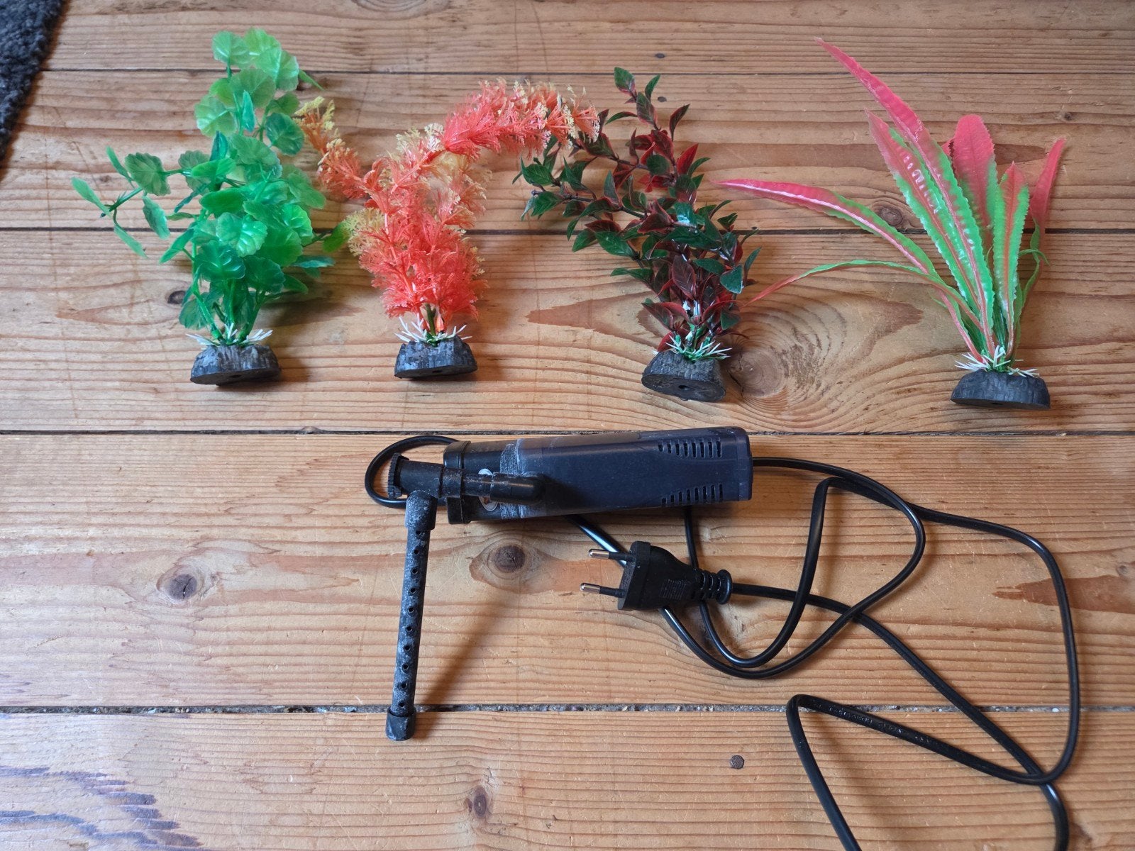 Kunststof plantjes en aquaflow 50 pompje, Dieren en Toebehoren, Ophalen of Verzenden