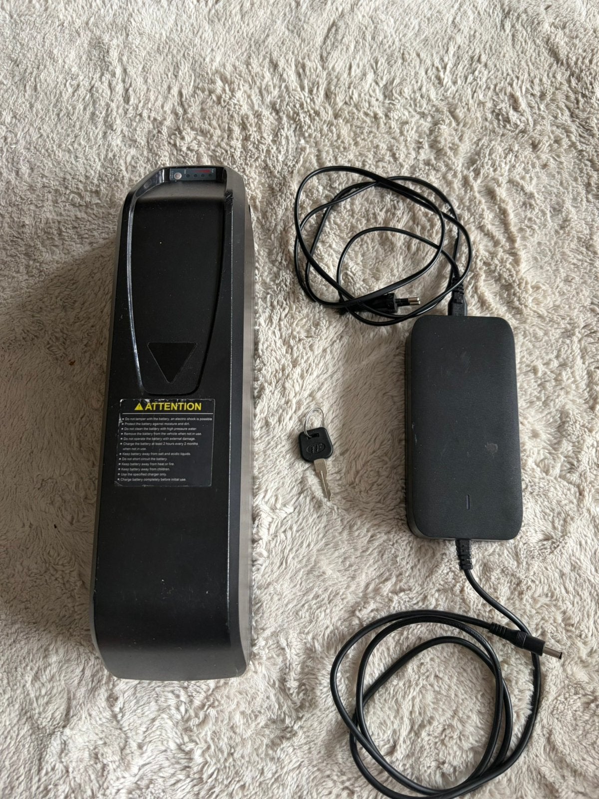 E-bike accu met lader en sleutel - 48V 15Ah (720Wh), Fietsen en Brommers, Fietsaccessoires | Fietsaccu's, Ophalen of Verzenden