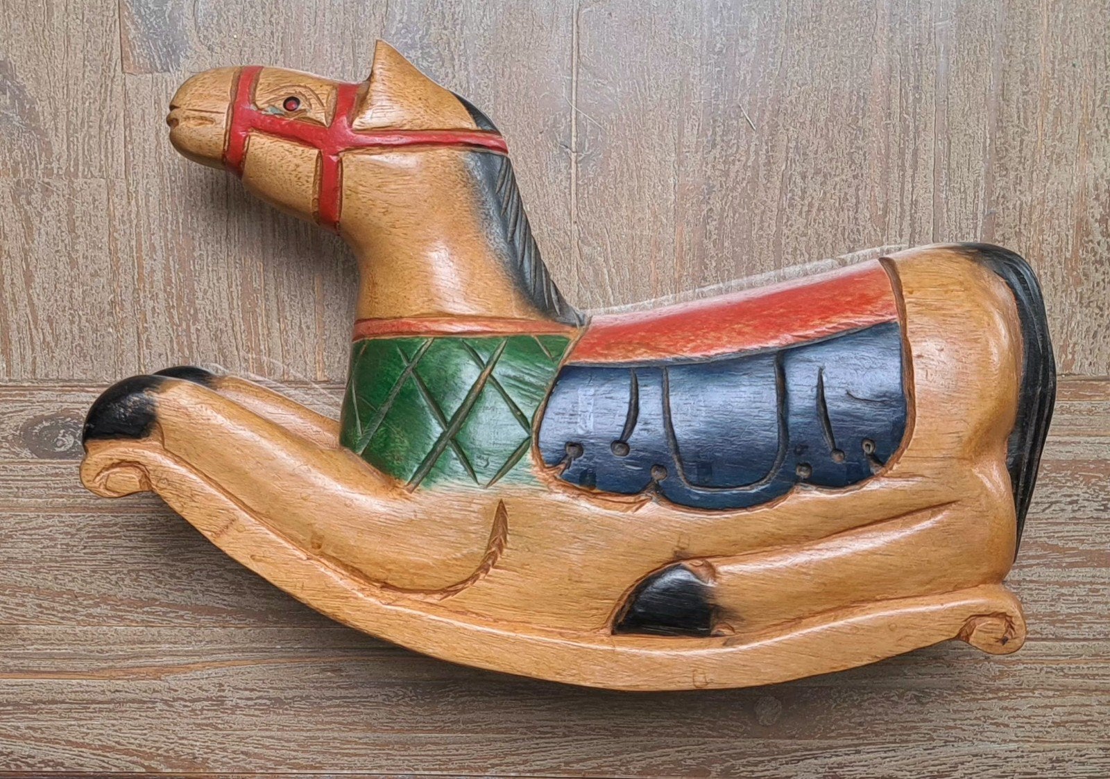 Decoratief houten hobbelpaard - Handgesneden en beschilderd, Kinderen en Baby's, Speelgoed | Houten speelgoed, Ophalen of Verzenden