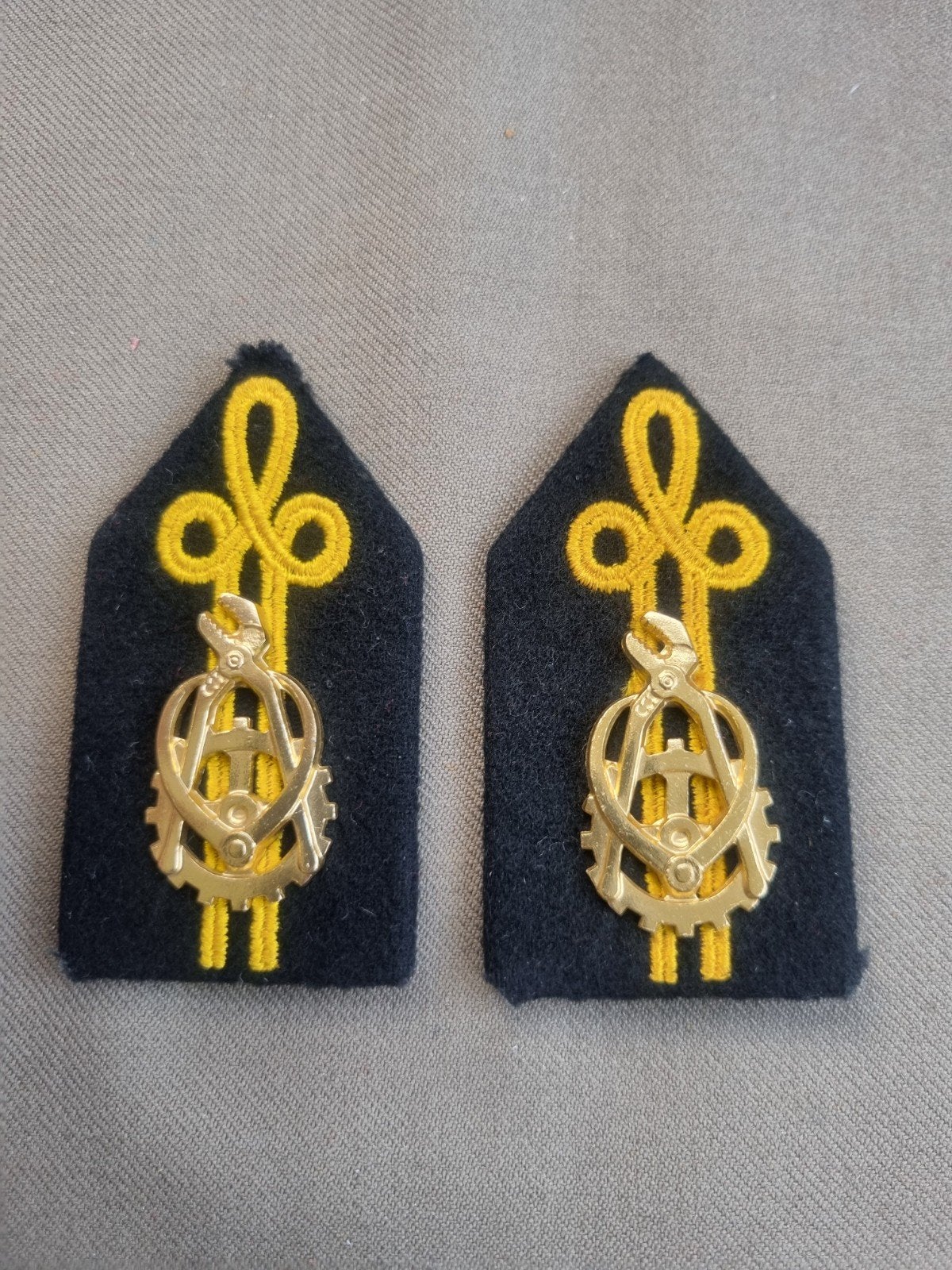 kraagspiegels opl KMS Technische dienst, Ophalen of Verzenden, Landmacht, Nederland, Embleem of Badge