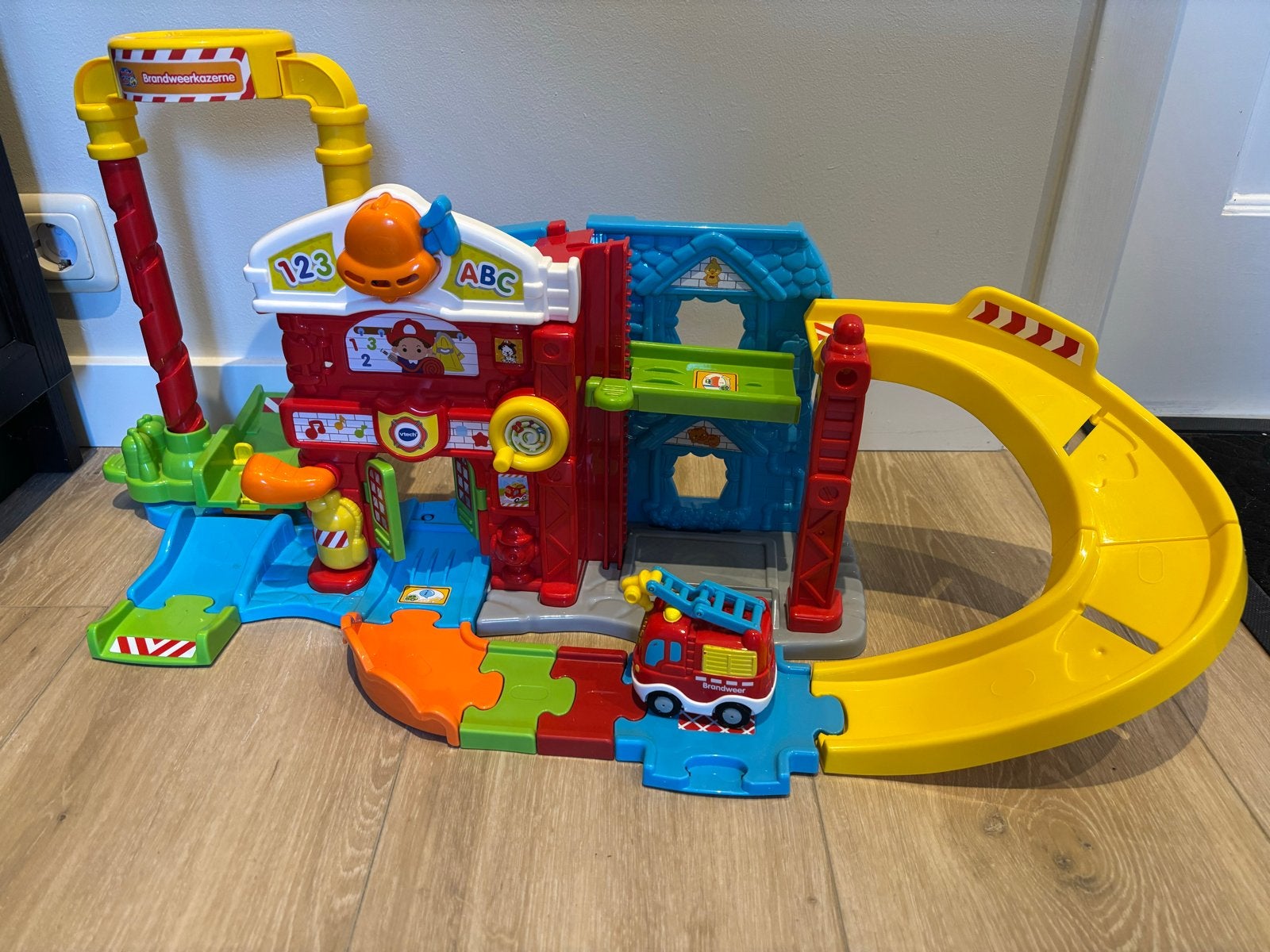 VTech Toet Toet Auto's Brandweerkazerne met brandweerauto, Ophalen of Verzenden, Zo goed als nieuw, Jongen of Meisje