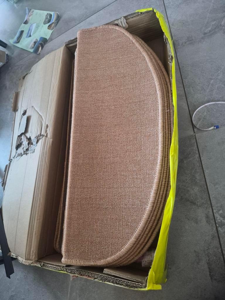Nieuwe halvemaanvormige trapmatten, beige 15 st 65 cm x24 cm, Huis en Inrichting, Minder dan 50 cm, Beige, Nieuw, Minder dan 50 cm