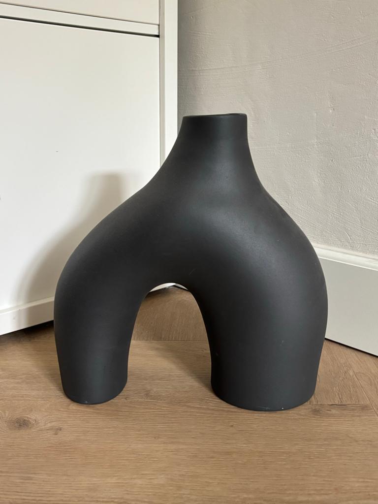 H&M Home Zwarte Vaas met Uniek Design, Huis en Inrichting, Woonaccessoires | Vazen, Zwart, Aardewerk of Porselein, Ophalen of Verzenden