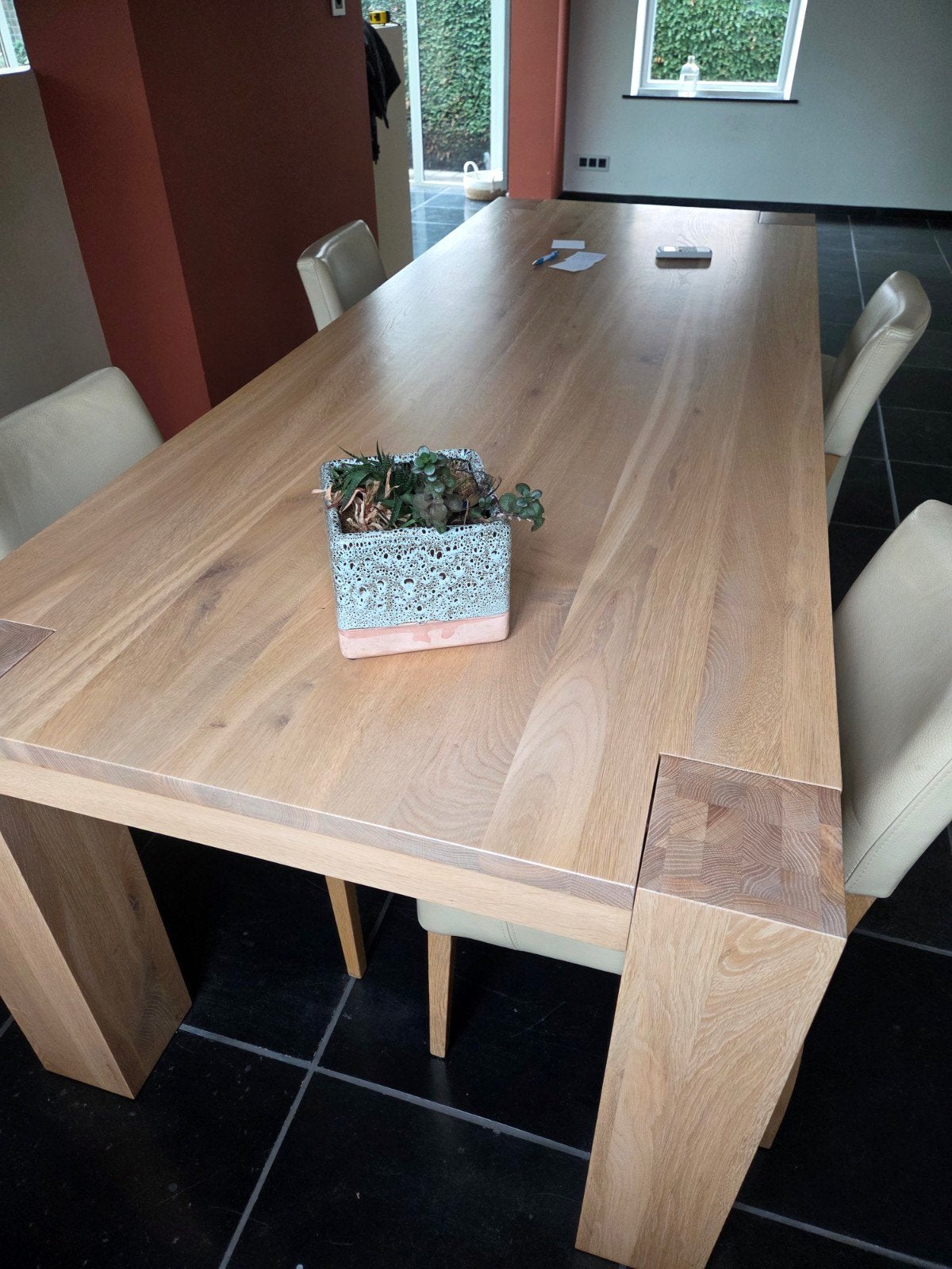 Eettafel met bijbehorende salontafel, Ophalen