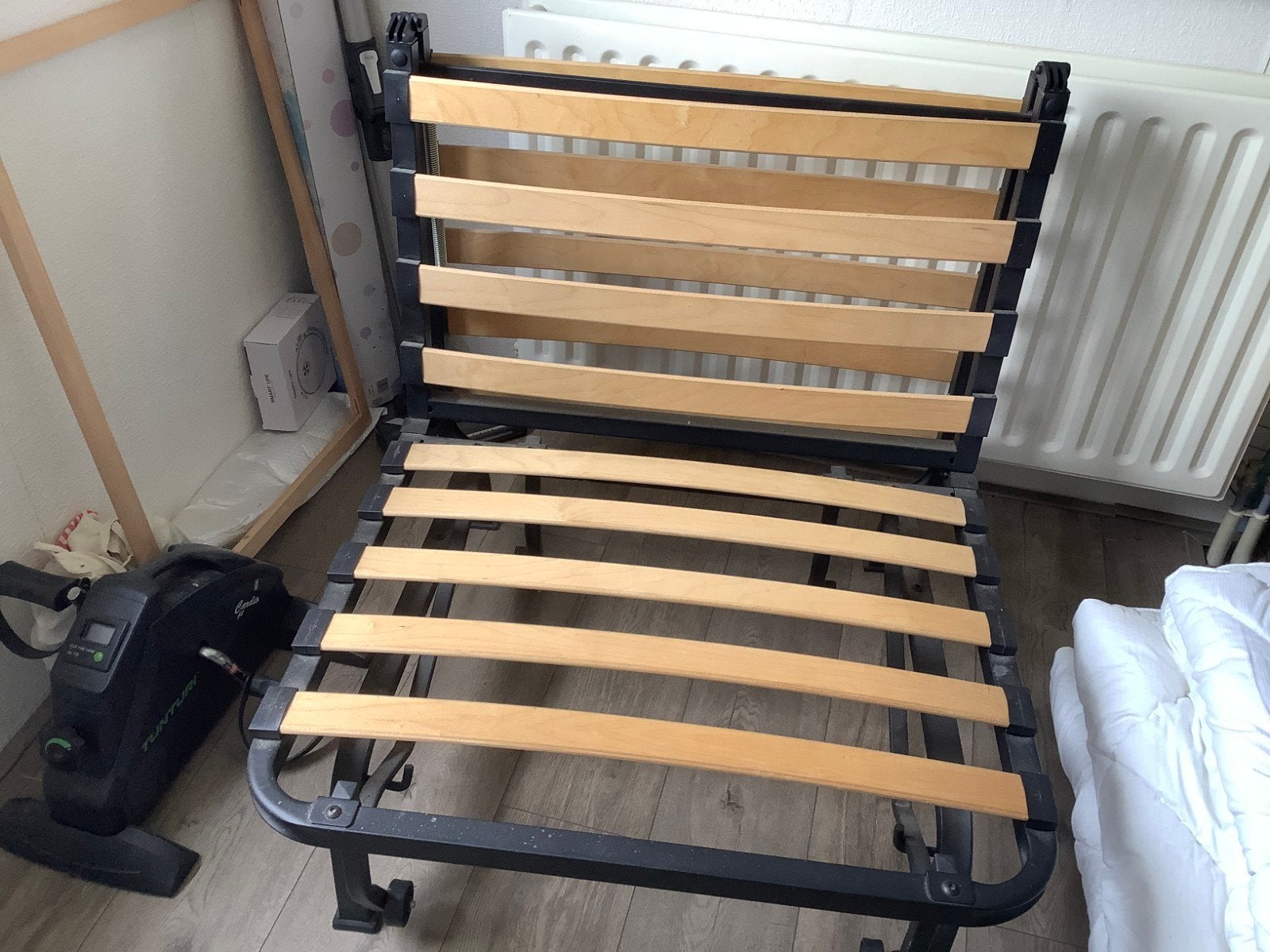 Opvouwbaar logeerbed met matras, Huis en Inrichting, Slaapkamer | Slaapbanken, Ophalen, Eenpersoons, 190 cm of minder, Zo goed als nieuw