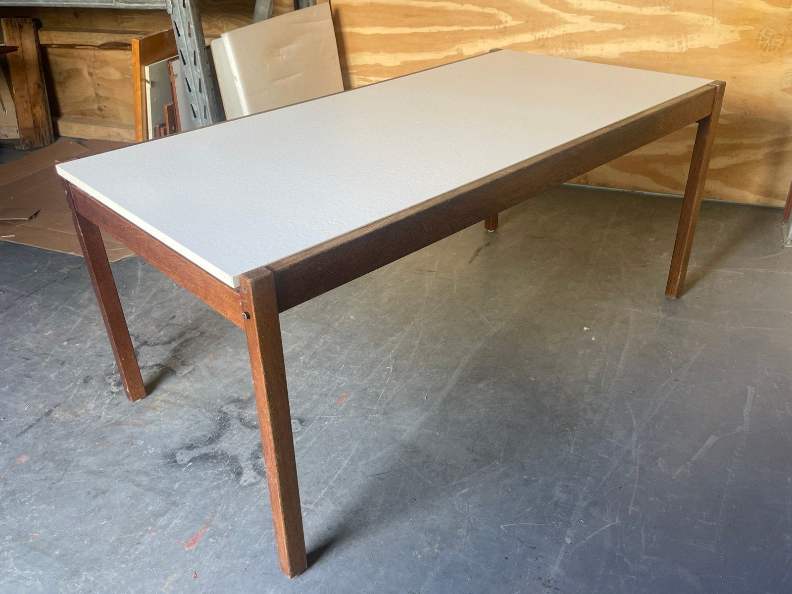 Pastoe tafel wengé frame met wit laminaat blad, Ophalen, Zo goed als nieuw, Rechthoekig, 50 tot 100 cm