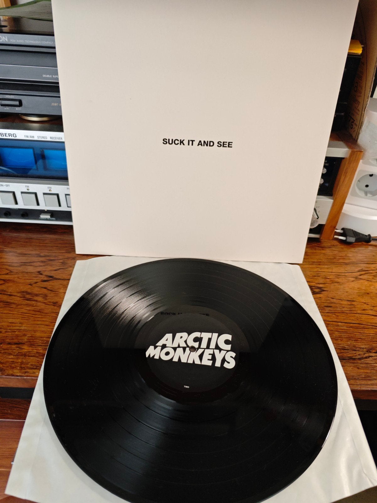 Arctic Monkeys - Suck It and See LP (2011), Cd's en Dvd's, 2010 - 2019, Ophalen of Verzenden, Zo goed als nieuw, Inclusief binnenhoes